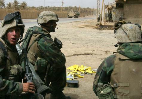 Irak, le 6 avril 2003 - Les soldats américains du 4e Marine pendant leur progression vers Bagdad.